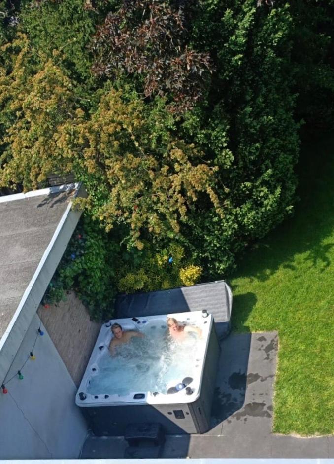 Villa Cosy Central Incl Jacuzzi Near Trainstation, Beach And City Heemstede Exterior photo